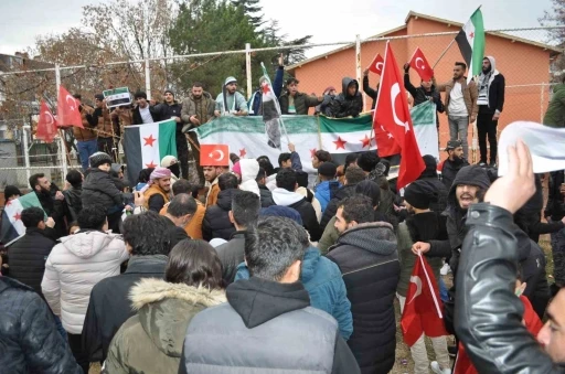 Eskişehir&rsquo;deki Suriyeliler Esad rejiminin &ccedil;&ouml;k&uuml;ş&uuml;n&uuml; kutladı
