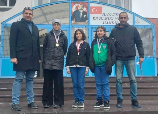 Eskişehir Orgeneral Halil S&ouml;zer Ortaokulu &lsquo;Kick Boks&rsquo; m&uuml;sabakalarında 4 madalya kazandı
