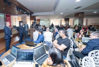 Eskişehir Valisi H&uuml;seyin Aksoy, &rsquo;Yapay Zeka Eğitici Eğitimi&rsquo; programında &ouml;ğretmenlerle buluştu
