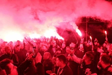 Eskişehirspor taraftarı gece saatlerinde bir araya gelerek takıma moral verdi
