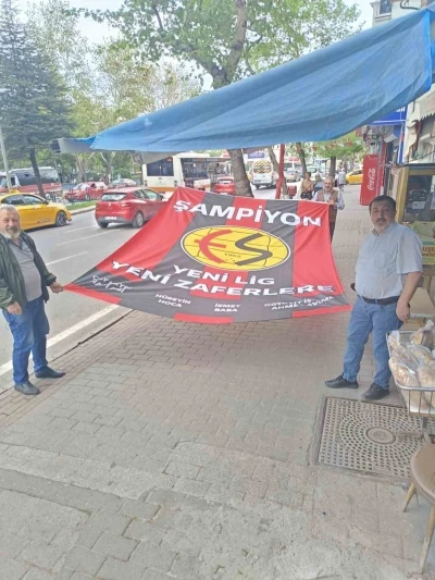 Esnaf kendi imkanlarıyla dev Eskişehirspor bayrağı yaptırdı
