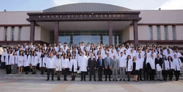 ESOG&Uuml;&rsquo;l&uuml; gen&ccedil; diş hekimi adayları beyaz &ouml;nl&uuml;klerini giydi
