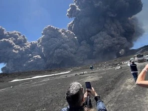 Etna Yanardağ&rsquo;ında turistlerin olduğu sırada patlama yaşandı