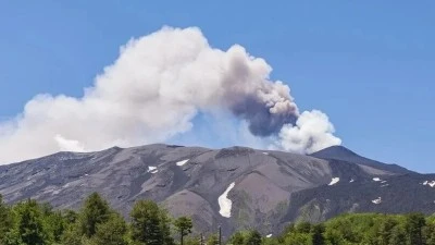 Etna Yanardağı 4 kilometre y&uuml;ksekliğe kadar k&uuml;l p&uuml;sk&uuml;rtt&uuml;