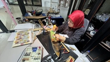 Ev hanımı deniz ara&ccedil;larının minyat&uuml;rlerini yapıyor