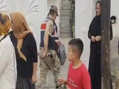 Ev sahibini bı&ccedil;aklayıp sandalyeye bağladılar, gasbettikleri altınlarla ka&ccedil;tılar