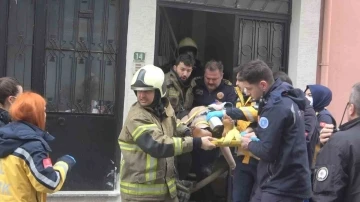 Evde &ccedil;ıkan yangında can pazarı: 2 yaralı
