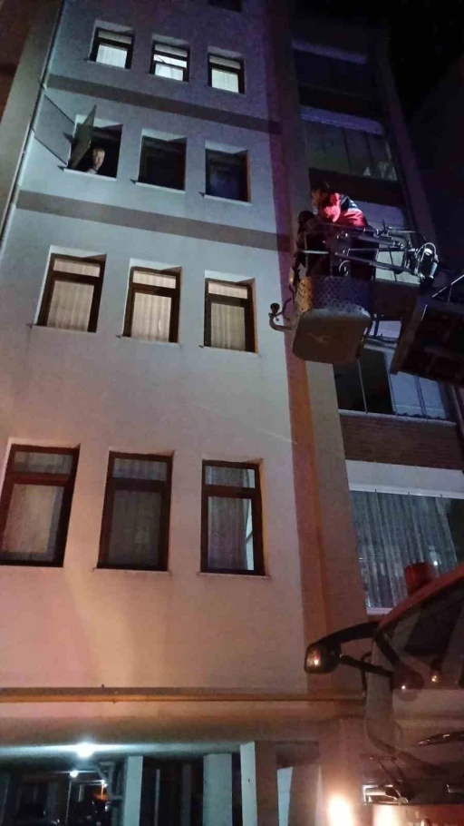 Evde uyuyakalan gen&ccedil; kız ekipleri alarma ge&ccedil;irdi
