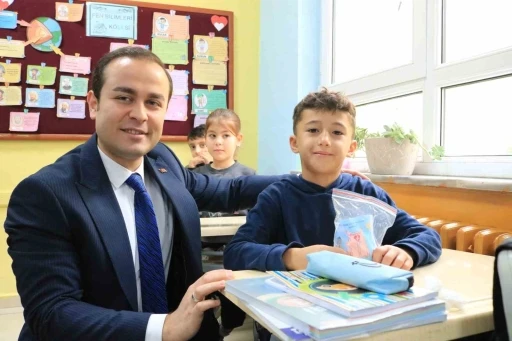 Evdeki eşyaların depreme karşı sabitlendiği kapıdaki &ccedil;ıkartmadan anlaşılacak