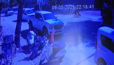 Evden ka&ccedil;an k&ouml;pek sokakta y&uuml;r&uuml;yen kızlara saldırdı