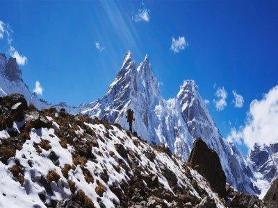 Everest Dağı'nda yaklaşık 1000 kişi mahsur kaldı