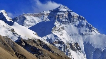 Everest Dağı'ndan d&ouml;nen ve 6 kişiyi taşıyan helikopter radardan kayboldu