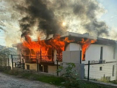 Evi ateşe verip, 2 jandarmayı bı&ccedil;akla yaralayan ş&uuml;pheli vurularak etkisiz hale getirildi 