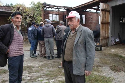 Evi yanan yaşlı &ccedil;ift&ccedil;inin biriktirdiği paralar ve eşyaları k&uuml;le d&ouml;nd&uuml;