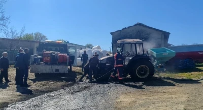 Evin bah&ccedil;ede park halindeki trakt&ouml;r yandı