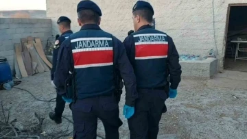 Evin bah&ccedil;esinde sahte i&ccedil;ki &uuml;reten 2 ş&uuml;pheli g&ouml;zaltına alındı
