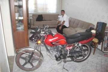 Evin i&ccedil;erisindeki motosikletin hikayesini duyan şaşırıyor
