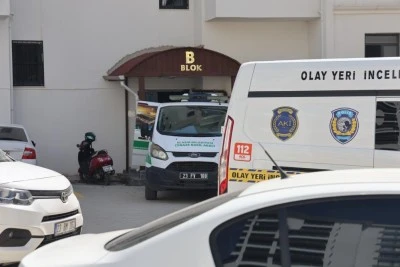 Evinde, eşinin yanında yakaladığı adamı &ouml;ld&uuml;rd&uuml;