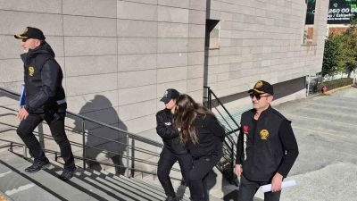 Evinde misafir ettiği şahsın bı&ccedil;akla &ouml;l&uuml;m&uuml;ne ilişkin g&ouml;zaltına alınan kadın tutuklandı