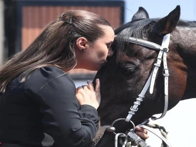 Evinde &ouml;l&uuml; bulunan yarış at&ccedil;ılığının &uuml;nl&uuml; spikeri toprağa verildi