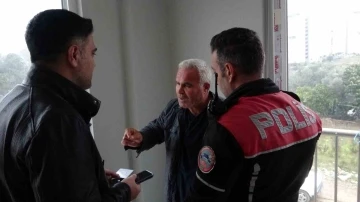 Evini zamanında teslim alamayınca benzin d&ouml;k&uuml;p kendisini yakmaya &ccedil;alıştı
