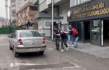 Evinin bah&ccedil;esinde ailesiyle oturan adama dehşeti yaşatmışlardı, yakalandılar
