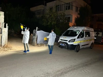 Evinin bah&ccedil;esinde tabancayla vuruldu, hastanede &ouml;ld&uuml;