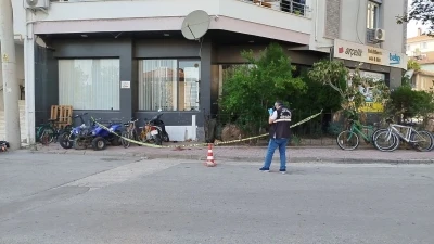 Evinin &ouml;n&uuml;nde t&uuml;fekli saldırıya uğradı