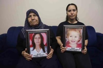 Evlatlarını Reyhanlı saldırısında kaybeden anne ve kızının buruk Anneler G&uuml;n&uuml;
