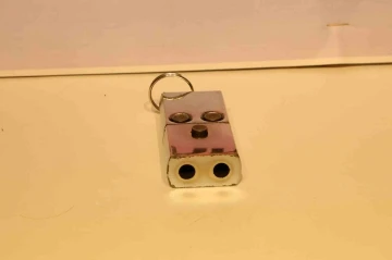 Evlerinde anahtarlık şeklinde suikast tabancası ve otomatik silah &ccedil;ıktı
