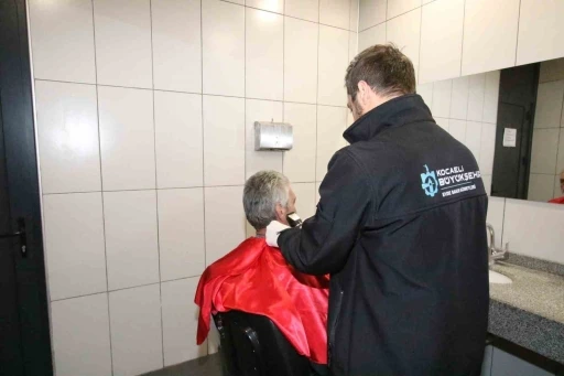 Evsizlere her g&uuml;n sa&ccedil; sakal tıraşı yapılıyor, kıyafetleri yıkanıyor
