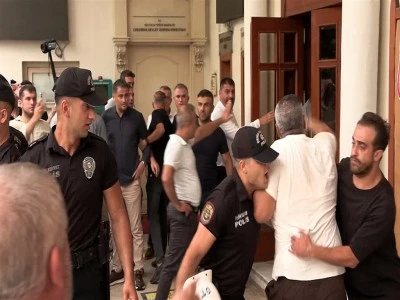 Eylem yapıp belediye binasına girmeye &ccedil;alışan servis&ccedil;ilere biber gazlı m&uuml;dahale
