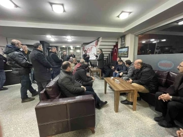 EYT d&uuml;zenlemesini konfeti ve meşaleyle kutladılar