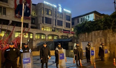 Ey&uuml;psultan Belediyesi&rsquo;ne operasyon: Başkan &Ouml;zmen dahil 28 kişi g&ouml;zaltında