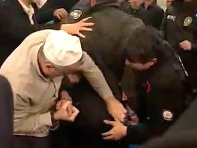 Camide &ccedil;ıkan tartışmada silahla havaya ateş edildi