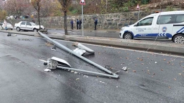 Ey&uuml;psultan&rsquo;da direksiyon hakimiyetini kaybeden s&uuml;r&uuml;c&uuml; elektrik direğine &ccedil;arptı
