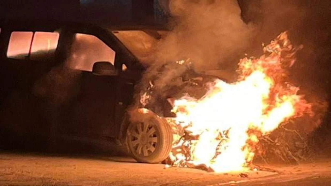 Ey&uuml;psultan&rsquo;da park halindeki otomobil alev alev yandı