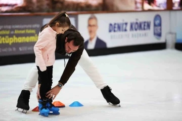 Ey&uuml;psultan S&ouml;mestir Festivali&rsquo;nde buz pateni keyfi s&uuml;r&uuml;yor
