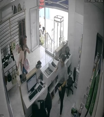 Ezine&rsquo;deki depremde esnafın "Hop nasıl yakaladım seni" diyerek kızıyla dışarı &ccedil;ıktığı anlar kamerada
