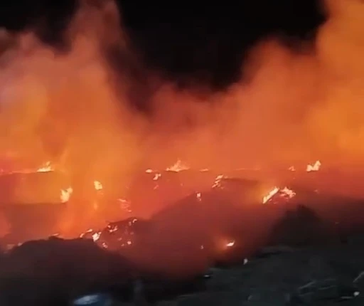 Fabrika bah&ccedil;esinde &ccedil;ıkan yangın s&ouml;nd&uuml;r&uuml;ld&uuml;
