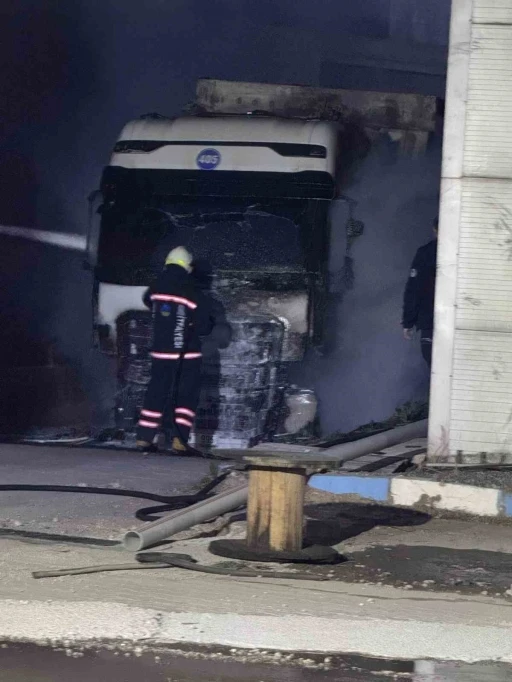 Fabrika bah&ccedil;esinde duran boş tırın kupası alev topuna d&ouml;nd&uuml;
