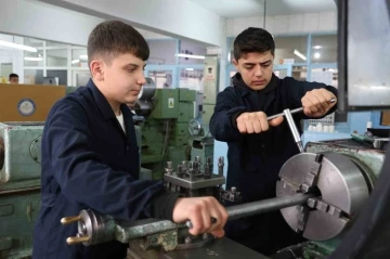 Fabrika gibi &ccedil;alışan lise: Cirosu 5 milyona yaklaştı
