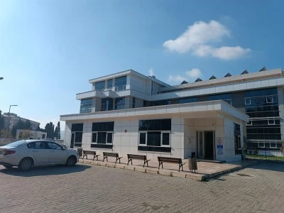 Fabrika iş&ccedil;isi evinin &ouml;n&uuml;nde &ouml;ld&uuml;r&uuml;ld&uuml;