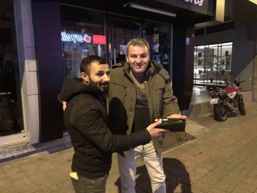 Fabrika iş&ccedil;isi yolda bulduğu para dolu c&uuml;zdanı sahibine teslim etti