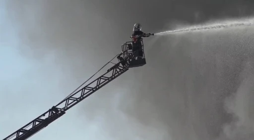 Fabrika yangını depo alanından &uuml;retim sahasına sı&ccedil;radı
