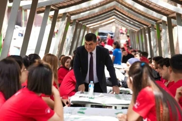 Fadıloğlu, gen&ccedil;lerle buluştu
