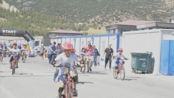 Depremzede &ccedil;ocuklar 'Yıldız Tozu Deprem Kardeşliği' i&ccedil;in bisikletlerle yarıştı