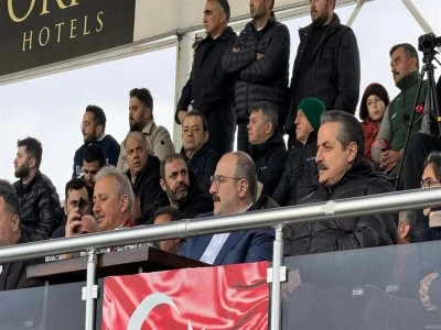 Faruk &Ccedil;elik ve Mustafa Varank, Fethiyespor-Bursaspor ma&ccedil;ında