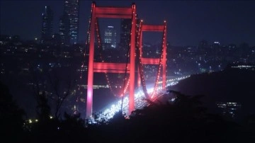 Fatih Sultan Mehmet K&ouml;pr&uuml;s&uuml; D&uuml;nya Kalp G&uuml;n&uuml; i&ccedil;in ışıklandırıldı