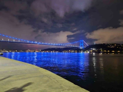 Fatih Sultan Mehmet K&ouml;pr&uuml;s&uuml;, Engelliler Haftası sebebiyle ışıklandırıldı

